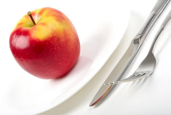 Посуда и красное яблоко — стоковое фото