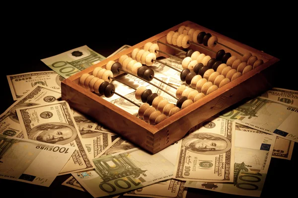 Régi abacus, a dollár és az euró háttere — Stock Fotó