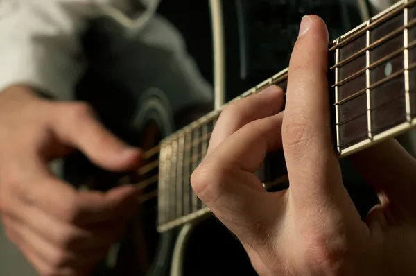 Музыкант играет на гитаре — стоковое фото