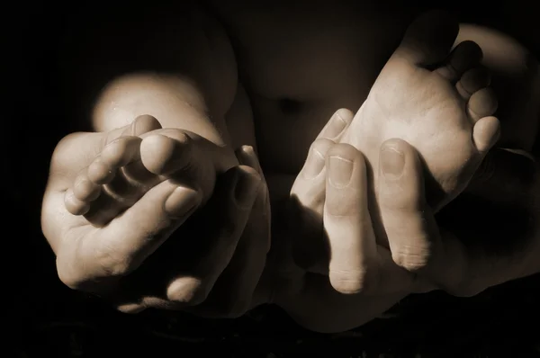 Tatínkové ruce s dítětem — Stock fotografie