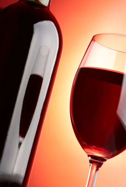 Glas og flaske rødvin - Stock-foto