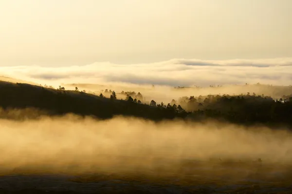 Захід сонця в туманних горах — стокове фото