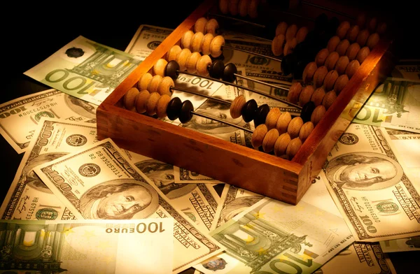 Gamla abacus på dollar och euro bak — Stockfoto