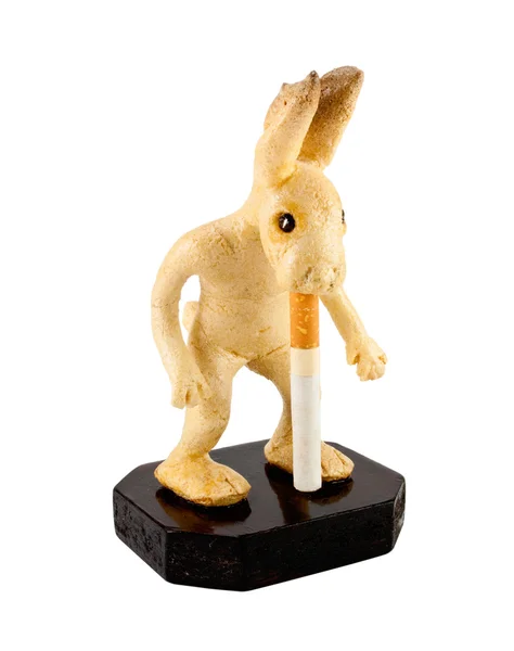 Сувенирный заяц с сигаретой — стоковое фото