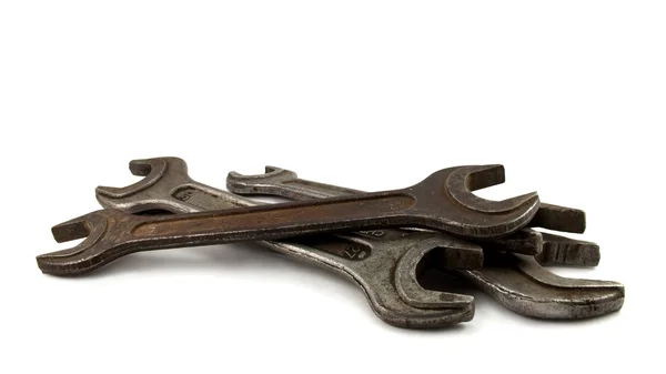 Старые ржавые гаечные ключи на белом фоне — стоковое фото