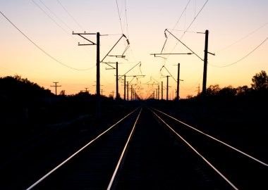 Güneş batmadan ve demiryolu