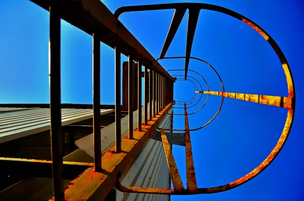 Escadas enferrujadas subir — Fotografia de Stock