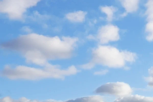 背景の抽象的な青い空と雲 — ストック写真