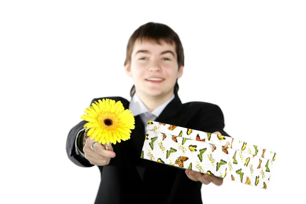 Een jongen met een cadeau — Stockfoto