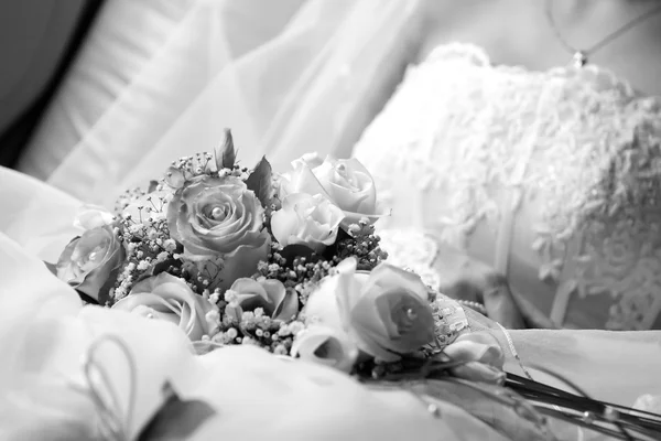 Noiva e buquê de casamento — Fotografia de Stock