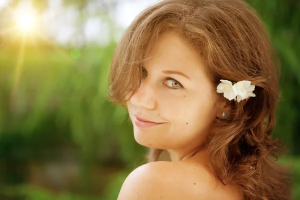 Egy fiatal, boldog nő portréja Stock Kép