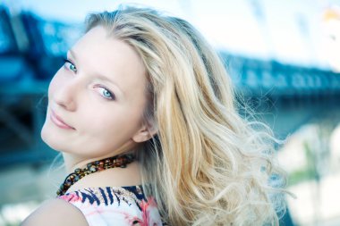 Mutlu gülümseyen kadın