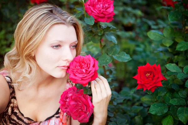 Hermosa mujer con flor —  Fotos de Stock