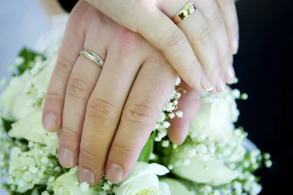 Mężczyzna i kobieta ślub ręce — Zdjęcie stockowe