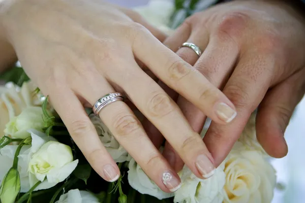 Мужчина и женщина свадебные руки — стоковое фото