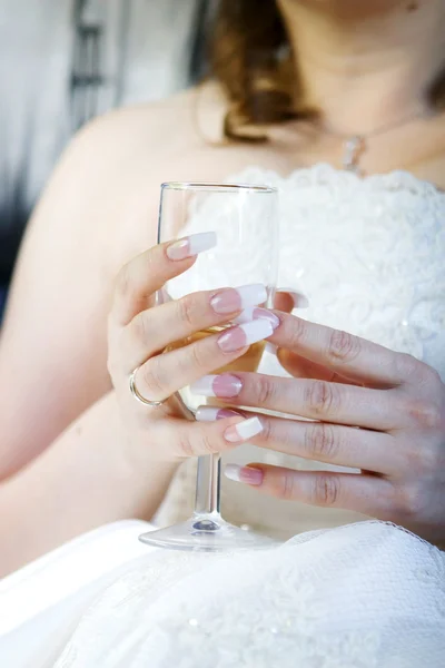 Bruid met glazen van champagne — Stockfoto