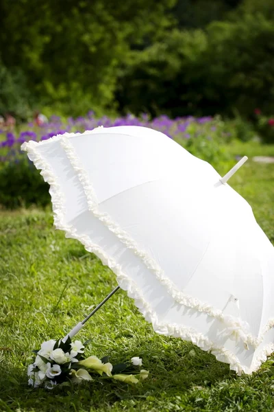 Guarda-chuva branco — Fotografia de Stock