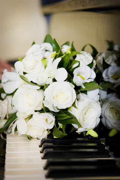 Flores brancas em teclas de piano — Fotografia de Stock