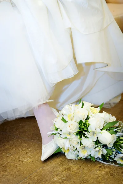 Bruden med en bröllopsbukett — Stockfoto