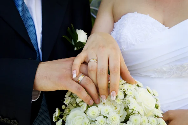 Man en vrouw bruiloft handen — Stockfoto