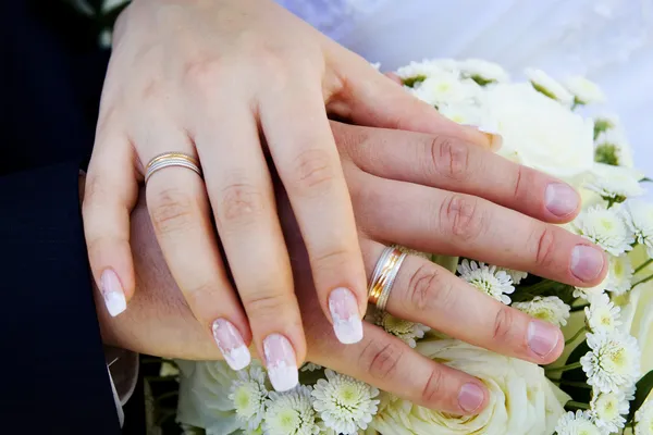 Man och kvinna bröllop händer — Stockfoto