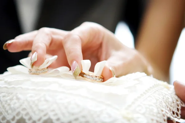 Anéis de casamento dourados Fotografias De Stock Royalty-Free