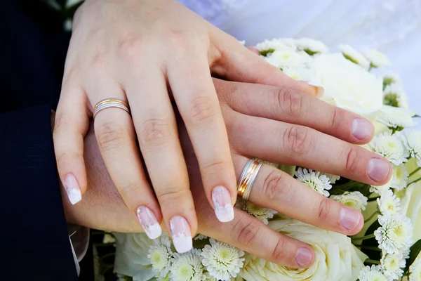 Man en vrouw bruiloft handen Stockfoto