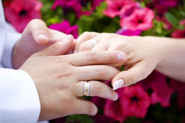 Man en vrouw bruiloft handen — Stockfoto