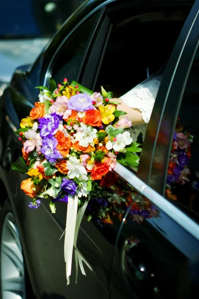 花嫁は車の外に見える — ストック写真