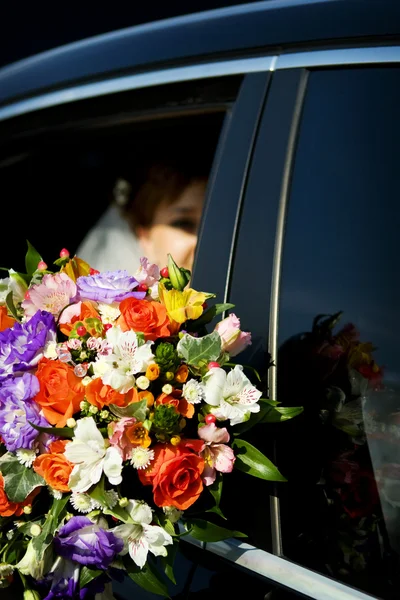 stock image Bride looks out of the car