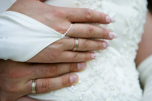 Мужчина и женщина свадебные руки — стоковое фото