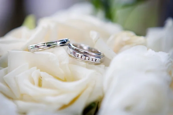 Arany esküvői gyűrűk Stock Kép