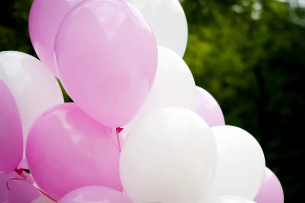 Kleurrijke ballonnen op een natuur-achtergrond Stockfoto