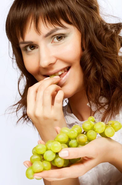 Vrouw met groene druiven — Stockfoto