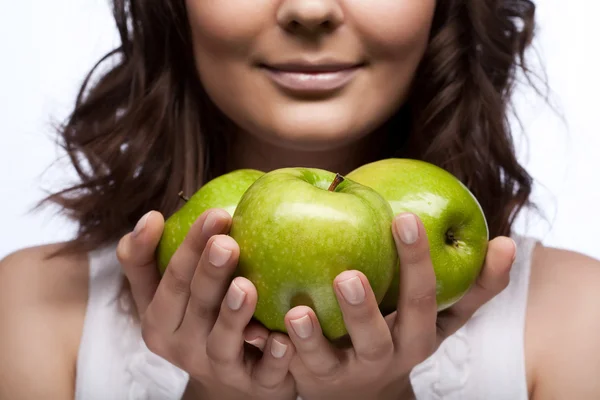 Девушка со свежими тремя зелеными яблоками — стоковое фото