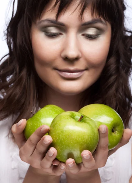 Chica con tres manzanas verdes frescas — Foto de Stock