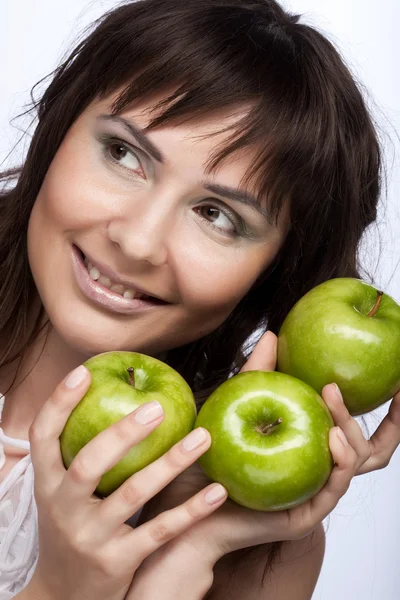 Mädchen mit frischen drei grünen Äpfeln — Stockfoto