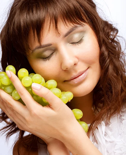 Młoda kobieta z zielonymi winogronami — Zdjęcie stockowe