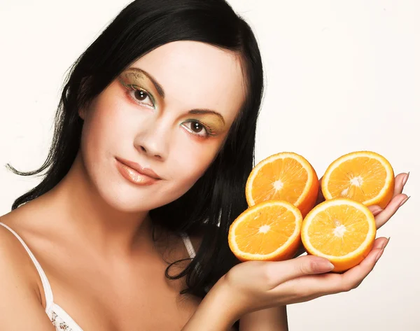 Viso di donna con arancia succosa — Foto Stock