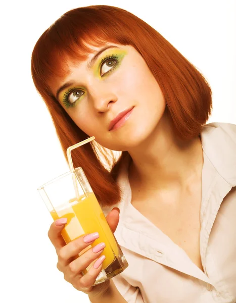 Жінка п'є апельсиновий сік крупним планом — стокове фото