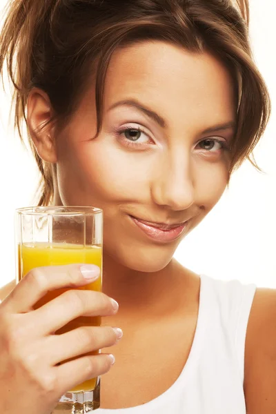 Γυναίκα πίνει χυμό πορτοκάλι από κοντά — Φωτογραφία Αρχείου