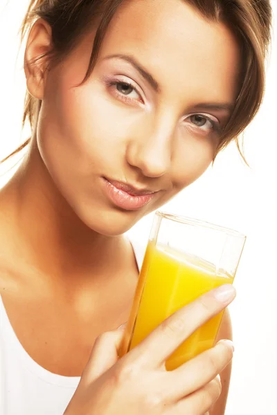 Mulher bebendo suco de laranja de perto — Fotografia de Stock