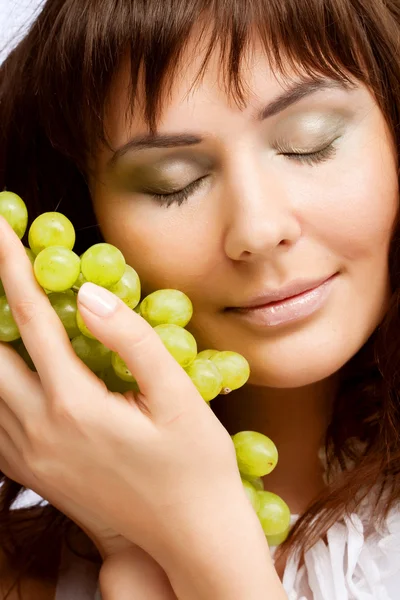 Mulher com uvas verdes — Fotografia de Stock