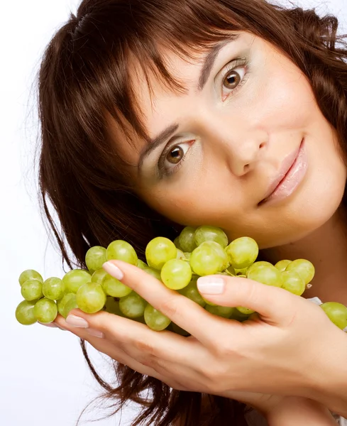 Женщина с зеленым виноградом — стоковое фото