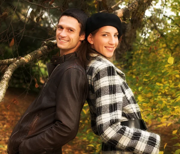 Schönes Paar im Herbstpark — Stockfoto