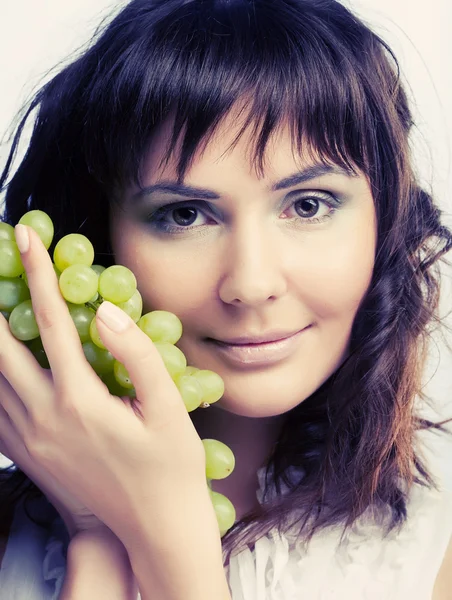 Woman with green grapes — Stock Photo, Image