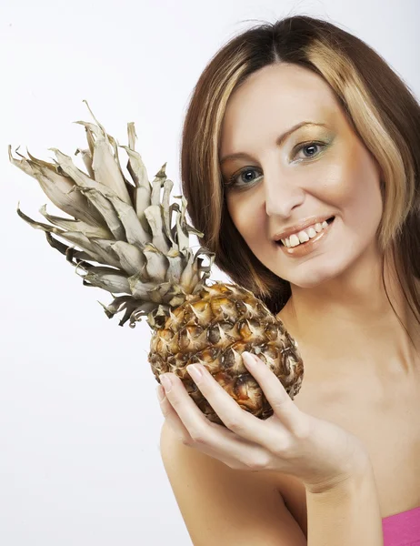 Jonge mooie vrouw met ananas — Stockfoto