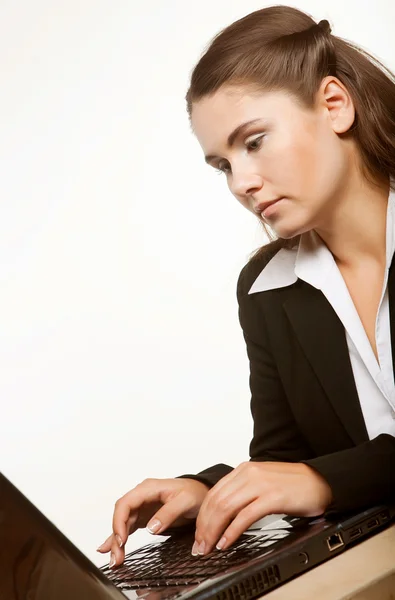 Portret młodej kobiety korzystającej z laptopa — Zdjęcie stockowe