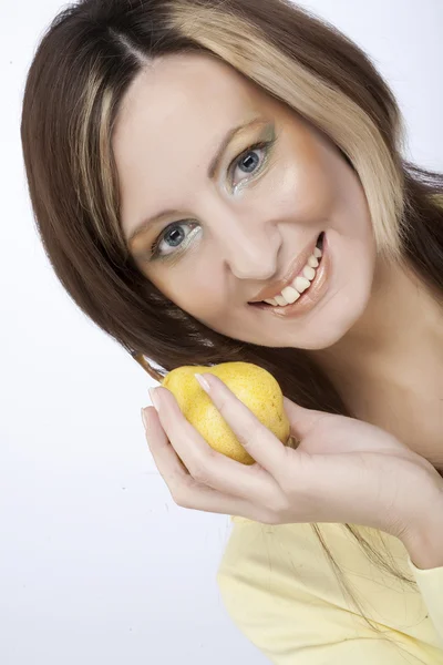 레몬을 들고 젊은 여자 — 스톡 사진