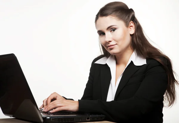 Retrato de uma jovem mulher usando laptop — Fotografia de Stock